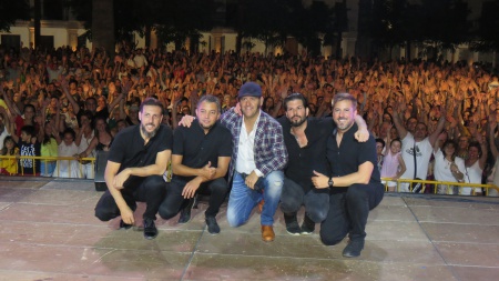 Paco Candela y sus músicos se llevaron una foto de recuerdo con el público de Manzanares