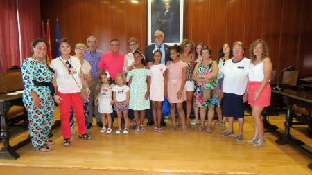 Foto conjunta con las niñas saharauis y sus familias de acogida