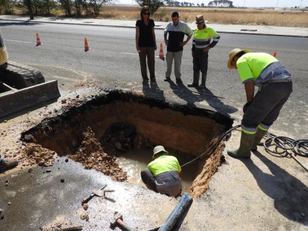 Operarios de Acciona reparan una avería en el verano de 2017