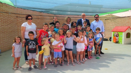 Foto conjunta con personas beneficiarias del programa