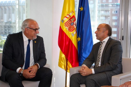 Nieva junto al director general de SEPES durante su reunión