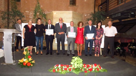 Los homenajeados junto a las autoridades locales