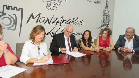 Momento de la firma del convenio entre Sánchez y Nieva