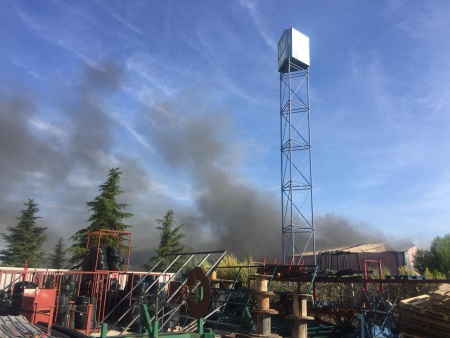 Columna de humo desde la nave afectada