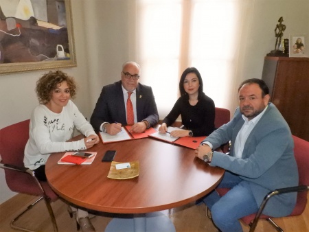Firma del convenio entre el Ayuntamiento y el IES Azuer