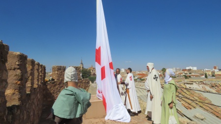 Momento del izado de la bandera