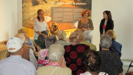 Las concejalas Beatriz Labián y Gemma de la Fuente han saludado a una excursión de residentes de Ciudad Real