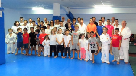 Foto de familia de los componentes de la Escuela de Judo con el alcalde