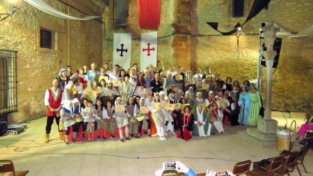 Foto de familia de premiados y personajes en la clausura de las VII Jornadas Medievales