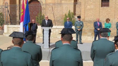 Discurso del alcalde ante la Guardia Civil en la plaza de la Constitución