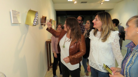 Virginia Caro muestra una se sus creaciones a las concejalas Isabel Díaz-Benito y Silvia Cebrián