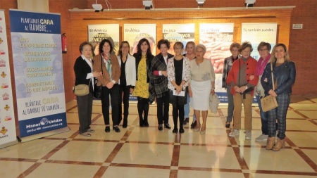 Miembros de Manos Unidas junto a las concejalas Silvia Cebrián y Gemma de la Fuente