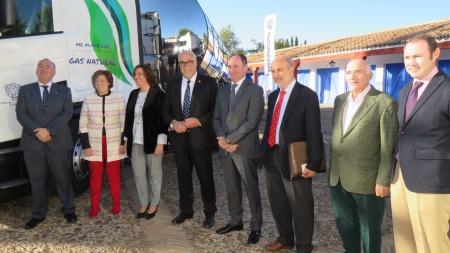 Nieva y Franco junto a responsables de Scania y a un camión de combustible de GNL