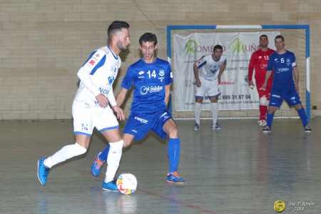 Kiki ante un jugador del Bisontes en partido de la pasada temporada