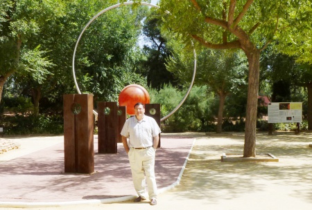 Julián Gómez-Cambronero junto a una de las piezas del Paseo del Sistema Solar del Parque del Polígono