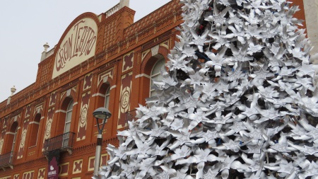 El árbol decorado con copos reciclados adorna la plaza del Gran Teatro