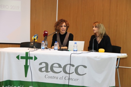 Beatriz Labián y Liliana Suárez al inicio de la charla coloquio