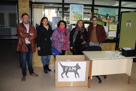 El concejal de Educación y Sanidad junto a voluntarias de la Plataforma y al director del colegio Tierno Galván