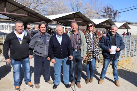 Isabel Díaz-Benito junto a ganaderos de Manzanares