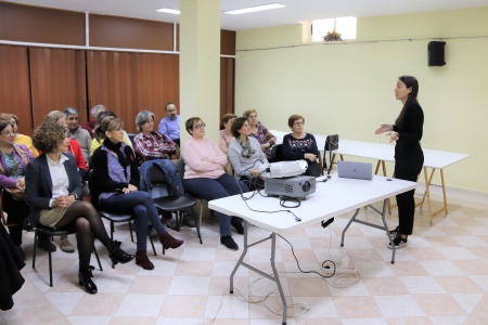 Herminia Espinosa durante la charla