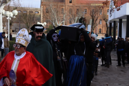 Comitiva con los restos de la Sardina por los Paseos del Río