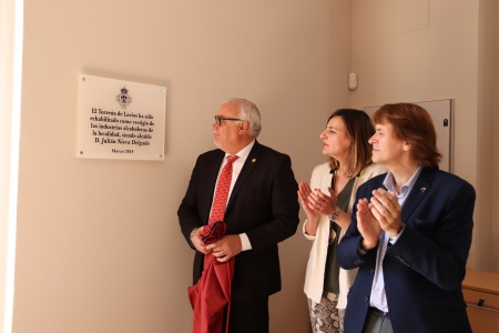 Aplausos tras desvelar la placa inaugural