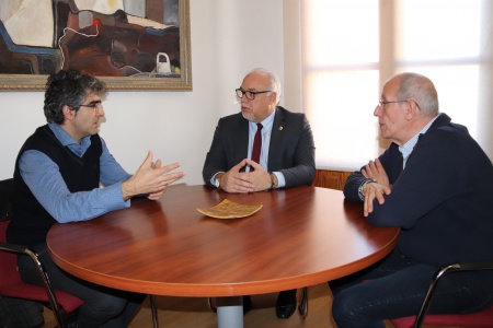 Villegas durante su encuentro con el alcalde junto a Gerardo Álvarez