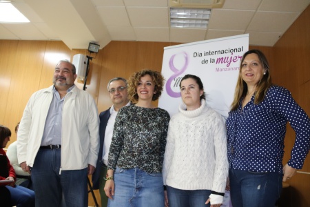 Autoridades y personal del Centro de la Mujer junto a una de las premiadas