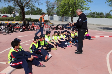 Alumnado de primaria en el circuito de educación vial