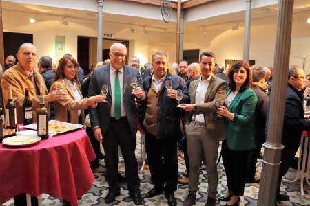 Brindis junto a representantes de las bodegas manzanareñas