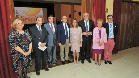 El alcalde junto a los galardonados y algunos de sus presentadores