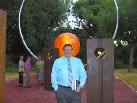 Julián Gómez-Cambronero junto al monumento al Sol el día de inauguración del Paseo del Sistema Solar en 2010