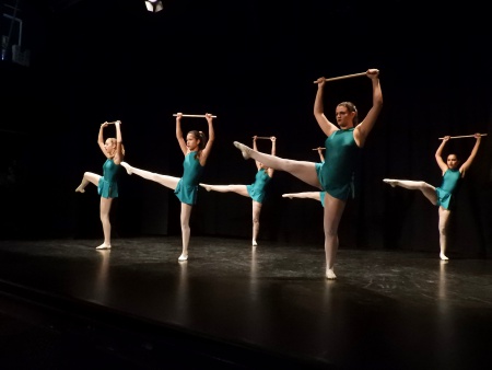 Actuación de las alumnas de danza clásica