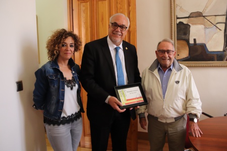 Julián Nieva entrega a Manuel Gómez una placa para Manzanares de Caldas