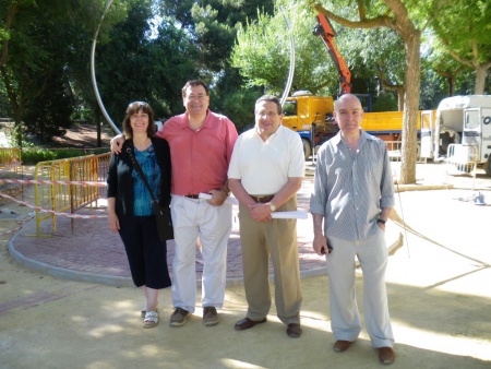 Julián Gómez-Cambronero y Antonio Caba entre Teresa Madrid y Teo Serna durante la instalación del Paseo del Sistema Solar en 2010