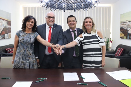 Firma del convenio entre Bankia y el alcalde de Manzanares