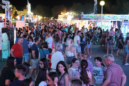 El recinto de atracciones se llenó de público en la noche del lunes