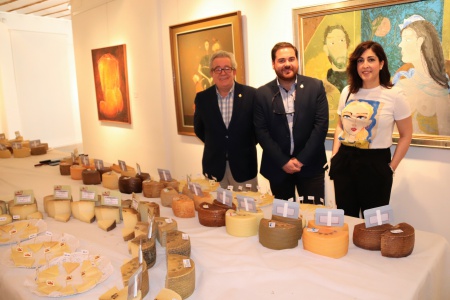 Pablo Camacho junto a Cándido Jorge Sevilla y Gemma de la Fuente durante el concurso de quesos