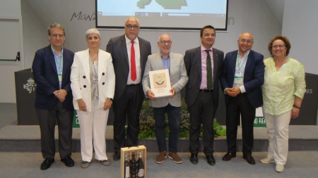 Autoridades y ponentes junto a representantes de Asaja y al galardonado