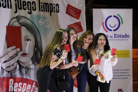 Chicas en el photocall de una de las campañas desarrolladas en la zona de botellón