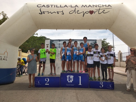 El equipo de la Escuela de Triatlón ha sido campeón regional esta temporada