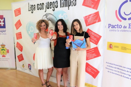 Beatriz Labián muestra la tarjeta roja junto a las ganadoras de las tablets