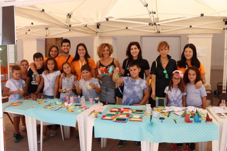 El mercadillo solidario del campamento urbano recauda fondos para escolarizar menores en Burkina Faso