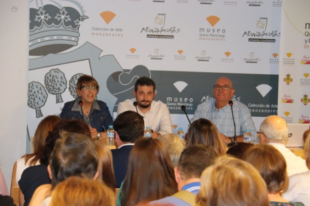 La concejala de Jornadas Medievales acompañó a Alfonso Monsalve y a Francisco Contreras en la presentación de la conferencia