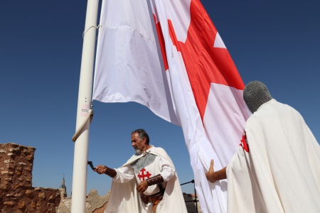 Momento del izado de la bandera