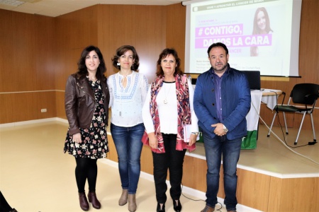 La psicóloga de la AECC ofreció una charla en la biblioteca municipal sobre cómo vivir y afrontar el cáncer de mama