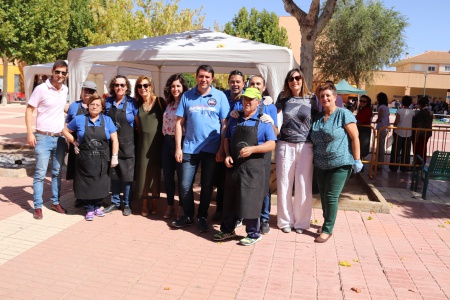 Representantes de la corporación junto a miembros de la AAVV Nuevo Manzanares y a los cocineros