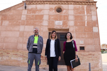 La concejala de Obras y la arquitecta municipal han revisado el estado de la fachada junto al adjudicatario de la obra