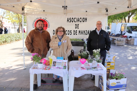 El concejal de Sanidad visitó la mesa informativa de Adima en el mercadillo