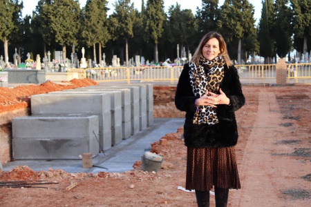 Isabel Díaz-Benito ha visitado las obras de construcción de nuevas sepulturas